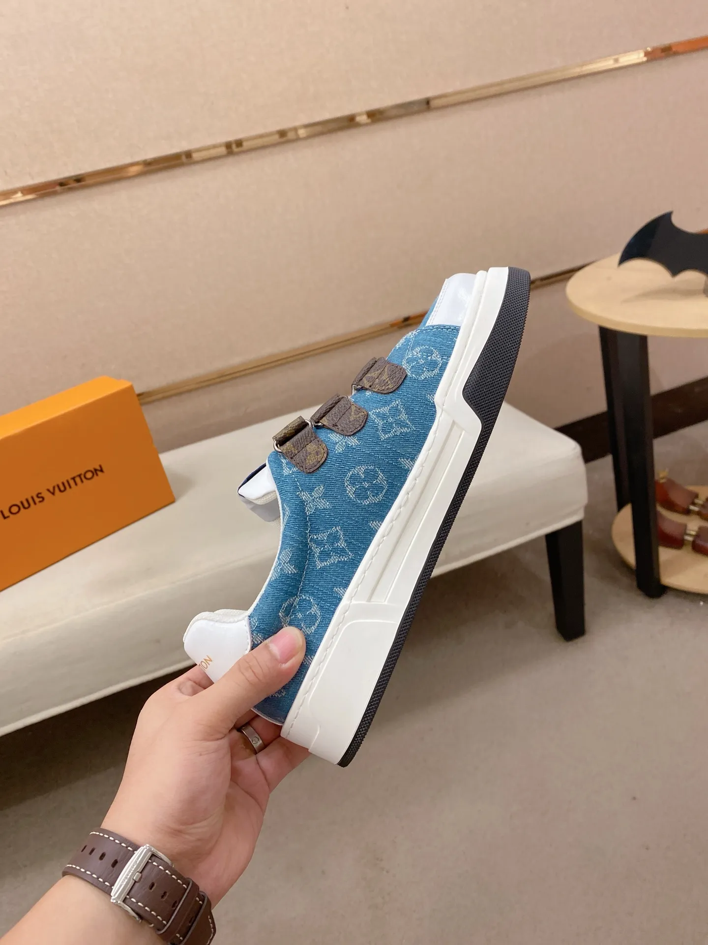 Men's shoes💰 420💰Louis Vuitton (Louis Vuitton/LV) top 🔍🔍 new models are on sale at the same time, the upper 🇮🇹 imported first-layer cowhide from Italy, fully imported sheepskin lining 💪💪, completely 1⃣️ to 1 ⃣️Re-engraved🇮🇹💪💪, ⚠Sole: The original sole is specially provided by the original factory, the exclusive movable molded sole is super comfortable, ⚠The original factory follows the order, 🔍🔍high quality, you can enter and exit the counter at will, welcome to compare⚠. Code number:38-44